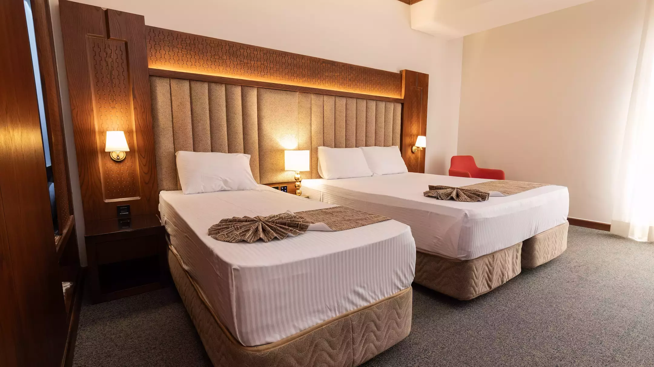 Alibaba https://cdn.alibaba.ir/ostorage/hotel-accommodation-images/6706565fb347cc1bd8f4c966_66e7e7d8cdd058a11b70c9e3_هتل جوارالملک - اتاق سه تخته دبل سینگل.webp